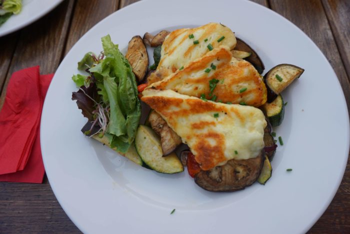 Grilled farmer's cheese with vegetables from Vila Enis