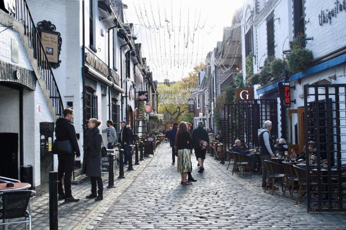 Ashton Lane - A great place for a drink in Glasgow!