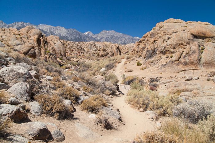 Arch Loop Trail in Alabama Hills