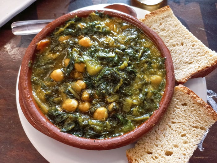 Delicious and hearty espinacas con garbanzos from La Tranca