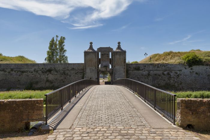Bridge to Porte de Neptune
